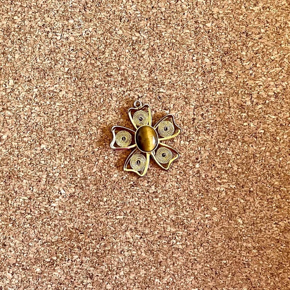 1970s gold floral Pendant with wire work and ribbon stone, the real thing. - Picture 2 of 2